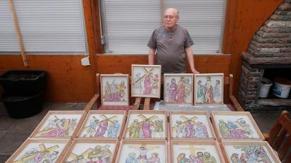 Bild: bsc
14 neue religiöse Kunstwerke auf Papier hat Hans Vogl in den zurückliegenden Wochen geschaffen. In die Kreuzwegstationen in seinem Garten sollen diese abwechselnd eingebracht werden.