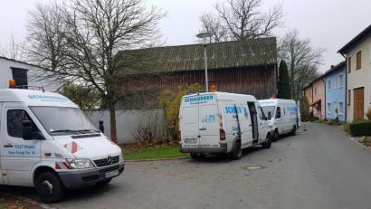 Bild: hme
Fahrzeuge einer Spezialfirma für Kanalreinigung prägen zur Zeit das Straßenbild in der Straße "Hoffeld". Die Überwemmungen bei Starkregen dürften nach der Maßnahme ein Ende haben.