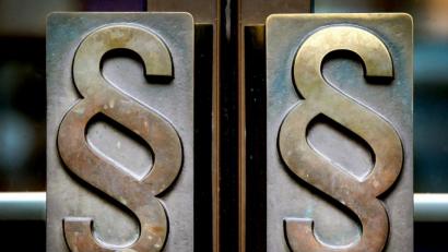 Symbolbild: Oliver Berg/dpa
Der 45 Jahre alte Jurist soll Mandantengelder veruntreut haben.