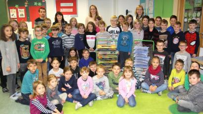 Bild: Josef Böhm
Zwei Trocknungswägen für die Kunstwerke der Kinder hatte der Förderverein im letzten vergangenen Schuljahr finanziert. Über diese Unterstützung freuten sich nicht nur die Schüler, sondern auch die Lehrkräfte (hinten, von links) Stefan Schultes, Irmgard Bayer, Fiona Hauser-Kroner sowie Schulleiterin Ortrud Sperl.