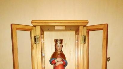 Bild: ld
Beim sogenannten "Frauentragen im Advent" wird die Figur einer schwangeren Madonna weitergegeben und verbleibt einen Tag in der "neuen Herberge". Die Übergabe kann so gestaltet werden, dass zwischen Überbringer und Empfänger interessante Gespräche entstehen.