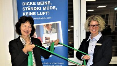 Bild: ubb
Dr. Gudrun Graf und Nicole Huber-Dinkela (von links) zeigten den Gästen, wie man zum Beispiel mit einem einfachen Dehnungsband daheim selbst Übungen für mehr Beweglichkeit machen kann.