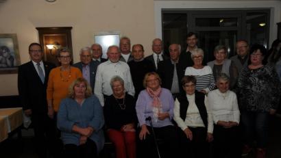 Bild: gf
VdK-Mitglieder des Ortsverbands Süd-West wurden geehrt. Das Bild zeigt sie mit Bürgermeister Martin Preuß (links), Kreisgeschäftsführer Gerhard Spies (hinten, Fünfter von rechts) und Ortsvorsitzender Birgit Miheilowitsch (rechts).