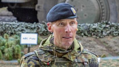 Bild: exb
Oberst Christian Freuding weist Teilnehmer eines Lehrgangs ein.