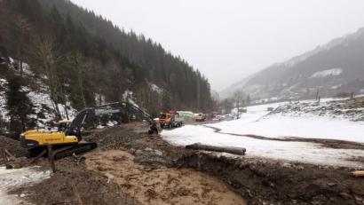 Bild: exb/Feuerwehr Zell am See
Eine Mure verschüttete die Straße bei Zell am See (Pinzgau). Nach den Schneemassen setzte am Wochenende Starkregen in Österreich ein, wobei es noch immer keine Entwarnung gibt. Die Feuerwehr Teunz verfolgt die Einsätze der befreundeten Wehr und würde bei Bedarf auch helfen.