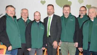 Bild: ker
Weiterhin leiten die Geschicke der WBV (von links) Gerhard Übler, Herbert Pilhofer, Zweiter Vorsitzender Martin Ströhl, Vorsitzender Robert Pirner, Dritter Vorsitzender Hans Lindner, Erwin Kolb und Alfons Hubmann.