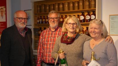 Bild: rn
Mit Sekt und Gutscheinen bedankt sich Josef Prunhuber (Zweiter von links) im Beisein von Vorsitzendem Karlheinz Keck (links) bei Monika Albersdörfer und Juliane Keck (von rechts) für die aufwendige Pflege des "Taubnschuster"-Gartens.