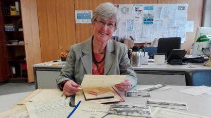 Bild: shl
Um sich für ihre Festansprache vorzubereiten stieg Oberstudiendirektor Sigrid Bloch in den Keller des Kepler-Gymnasiums und fand noch Dokumente aus 150 Jahren Schulgeschichte.