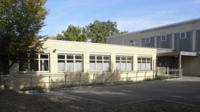 Bild: Wilhelm Amann
Die Tage des bisherigen Förderschul-Gebäudes (flacher Bau) auf dem Nabburger Schulberg sind gezählt. Es soll künftig nur noch der Ganztagsbetreuung dienen, die Schulräume selbst kommen in einen mehrgeschossigen Neubau, der schräg gegenüber auf dem bisherigen Allwetterplatz hochgezogen wird.