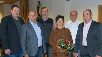 Bild: nm
TSV-Vorsitzender Jürgen Lugert (rechts) und Stellvertreter Peter Meier (links) gratulieren den neuen Ehrenmitgliedern Peter Schwanitz, Peter Schmidt und Petra Schwanitz sowie dem neuen Ehrenvorsitzenden Rudolf Hauke (von links).