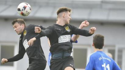 Bild: Hubert Ziegler
Der FC Amberg (links Alexander Grau, Mitte Mario Schmien) will seinen Höhenflug auch im letzten Spiel des Jahres fortsetzen und als Spitzenreiter in die Winterpause gehen.