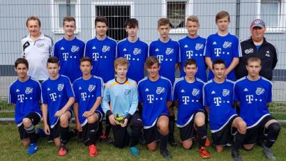 Bild: no
Die erfolgreiche B-Jugend der SG Illschwang/Schwend mit Trainer Armin Gräml (stehend rechts) und Betreuer Siegfried Heldrich (stehend links).