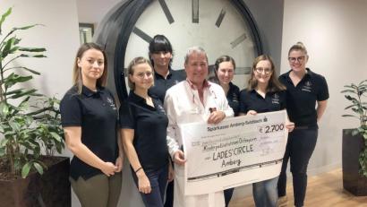 Bild: Klinikum/Dietl/exb
Das Team von Ladies Circle übergibt die 2700-Euro-Spende.