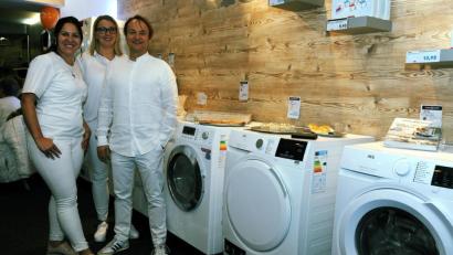Bild: gf
Ganz in Weiß – nicht nur die Geräte, sondern auch das Personal. Wilfried (rechts) und Yvonne Pieper (links) haben in ihrem Fachgeschäft an der Bäumlstraße nun auch weiße Haustechnik im Sortiment – wie einst Waschmaschinen Meier.