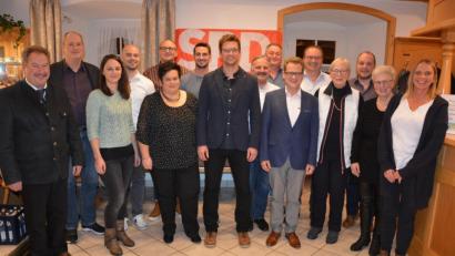Bild: jr
Der SPD-Ortsverein Konnersreuth präsentierte am Donnerstag seine Marktratskandidaten. Im Bild (von links) Kreisrat Johann Brandl, Landratskandidat Thomas Döhler, Christina Martin, Alexander Martin, Sonja Zimmermann, Markus Wenisch, Tobias Wenisch, Bürgermeisterkandidat Wolfgang Pötzl, Herbert Neumann, Edgar Wenisch, Gerald Härtl, Thomas Reiter, Kreisrätin Hannelore Bienlein-Holl, Tobias Proksch, Anni Kreuzer und Tanja Zangger-Gradl.