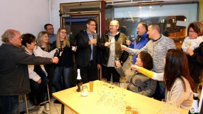 Bild: mef
Mit einem Glas Sekt stoßen Freie Demokraten und Unabhängige Bürger bei der offiziellen Eröffnung auf das neue Bürgerbüro an.