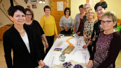 Bild: do
Mit Symbolen zum Thema "Gemeinschaft" versehen wird ein Kunstwerk der Frauenbund-Ortsvereine Oberbibrach, Schlammersdorf und Speinshart die Frauenhaus-Aktion "Rosen statt Veilchen" am Montag, 25. November, in Weiden bereichern.