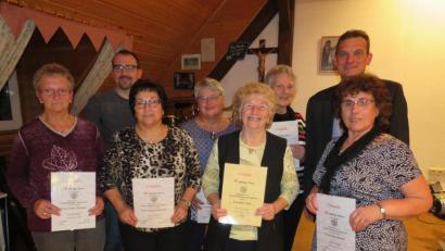 Bild: adj
Mit Urkunden zeichnet Peter Aichholzer (hinten, links) langjährige Mitglieder und Aktive aus. Bürgermeister Ernst Schicketanz (hinten, rechts) gratuliert.