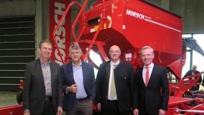 Bild: Hirsch
Josef Irlbacher, Michael Horsch, Josef Wittmann und Werner Hess (von links) sprachen beim Agrar-Forum der Sparkasse.