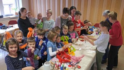 Bild: nm
Der Saal im Theresienheim verwandelte sich in eine Bastelwerkstatt. Vom Morgen bis in die Mittagsstunden hinein ließen es sich die Kinder dort gut gehen.