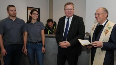 Bild: gf
Peter (links) und Sabine Distler haben an der Emailfabrikstraße ihre eigene Praxis für Physiotherapie eröffnet. Zur Einweihungsfeier kommen auch Oberbürgermeister Michael Cerny und Pfarrer Ludwig Gradl (rechts).