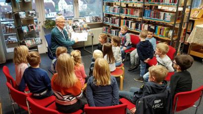 Bild: exb
Der neue Pastoralreferent der katholischen Pfarrgemeinde, Alfred Kick, gestaltet die Vorlesestunde in der Stadtbibliothek.