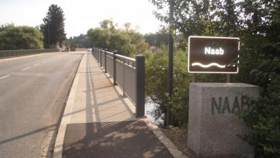 Bild: Thomas Dobler
Eine Brücke wie die kleine Naabbrücke neu zu bauen ist ein Mammutvorhaben, das eine Menge Planungen, viel Zeit und viel Geld in Anspruch nimmt. Auch der Ost-West-Verkehr durch den Ort wird beeinträchtigt - durch lange Halb- und Vollsperrungen, die weite Umwege nötig machen werden.