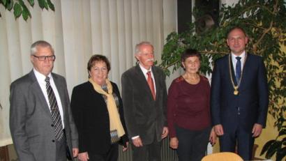 Bild: knh
Gemeinsam mit seiner Vertreterin Rita Steiner (Zweite von links) und drittem Bürgermeister Johann Gurdan (links) überreicht Bürgermeister Richard Kammerer (rechts) die Ehrenamtsurkunden an Lidwina Schubert und Herbert Werner (Zweite und Dritter von rechts).