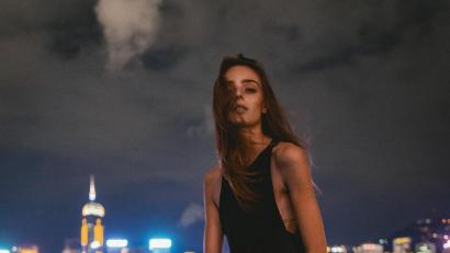 Bild: Benjamin Diedering/exb
Laura Scharnagl vor der Skyline von Hongkong. Die aktuellen Unruhen in der chinesischen Metropole machen der gebürtigen Konnersreutherin keine Angst.