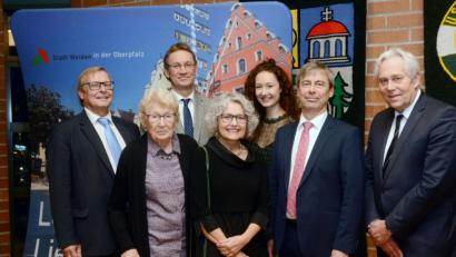 Bild: Gabi Schönberger
Dietmar Striegan (Dritter von links) gratulieren Ehefrau Uta, Tochter Agnes (Tochter Antonia studiert in Schweden) und Mutter Irmgard, Präsident Joachim Vetter (links), Ministerialdirigent Werner Zwick (rechts) und Vorgänger Ulrich Uhlemann, jetzt Vorsitzender Richter am Landesarbeitsgericht.