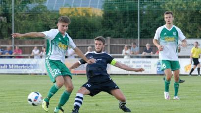 Bild: gb
Der SV Mitterteich empfängt am Samstag den FSV Erlangen-Bruck. Der Einsatz von David Dobras (links) ist fraglich.
