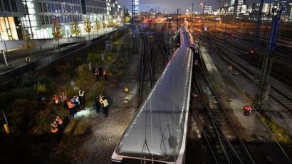 Bild: Lino Mirgeler/dpa
Ein entgleister Zug steht am Bahnhof Hackerbrücke auf den Gleisen.