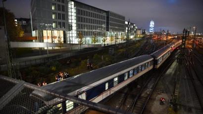 Bild: Lino Mirgeler/dpa
Ein entgleister Zug steht am Bahnhof Hackerbrücke auf den Gleisen.