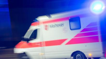 Symbolbild: Patrick Seeger/dpa
Ein Rettungswagen der Malteser fährt mit Blaulicht durch die Nacht.