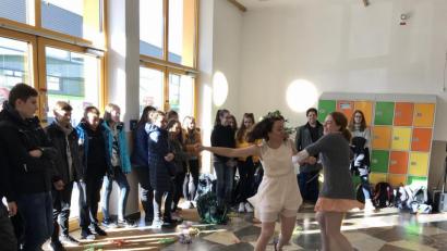 Bild: eig
Ausgelassener Tanz am 13. Geburtstag: Die alte Aula ist der erste von zwei Schauplätzen des Stücks.