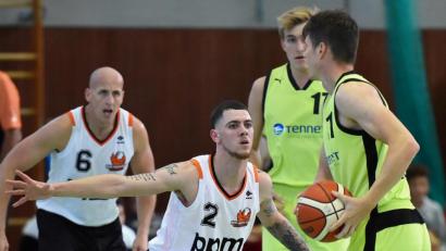 Bild: af
Rechtzeitig vor der Partie bei Angstgegner Würzburg Tropics füllt sich der Kader der DJK Neustadt. Auch Leistungsträger Aaron Scott (Nummer 2) ist wieder dabei.