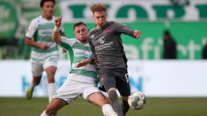 Bild: Daniel Karmann
In der zweiten Halbzeit war der 1. FC Nürnberg deutlich aggressiver. Doch auch Robin Hacvk (rechts) wollte der entscheidende Treffer im 265. fränkischen Derby gegen Greuther Fürth nicht gelingen.