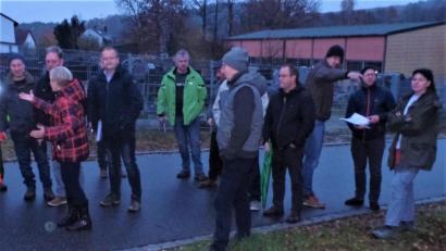 Bild: jml
Das Informationstreffen über zukünftigen Starkregenschutz fand zwar in der einbrechenden Dämmerung statt, erbrachte aber trotzdem eine Menge konstruktiver Vorschläge, die nun weiter auf ihre finanzielle Umsetzbarkeit überdacht werden.