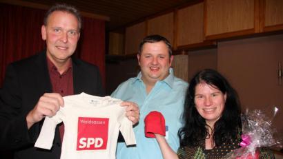 Bild: kro
Originelle Babysachen für die am Donnerstag geborene Tochter Johanna überreichten Monika Gerl und Robert Christ an Helmut Zeitler (Mitte).