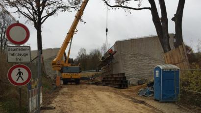 Bild: aks
Die Bauarbeiten rund um die neue B 85-Brücke bei Edelsfeld werden sich noch bis ins nächste Frühjahr ziehen.