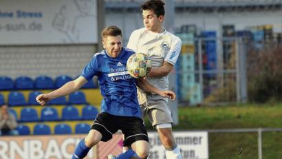 Bild: Werner Franken
Mathias Heinl (links) und die SpVgg SV Weiden leisteten sich beim TSV Bogen einen Ausrutscher zur Unzeit. Am Freitag kommt der Tabellenführer ASV Neumarkt ins Sparda-Bank-Stadion.