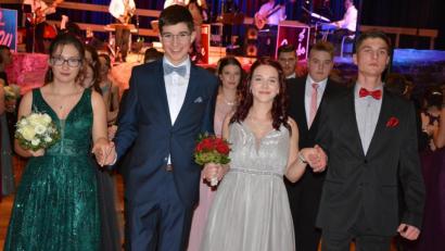 Bild: jr
Beim Abschlussball der beiden Realschulen am Samstagabend in Saal des Kettelerhauses durften die Schülerinnen und Schüler der beiden Waldsassener Realschulen zeigen, was sie in den vergangenen zehn Wochen im Tanzkurs alles gelernt hatten. Nach der Polonaise (Bild) folgten Walzer und die gelernten Pflichttänze, ehe die Tanzfläche endlich frei benützt werden konnte.