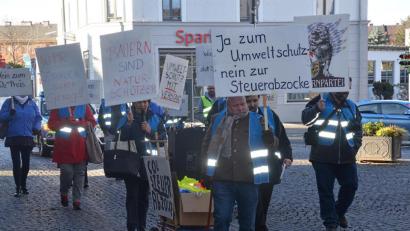 Bild: Kunz
Einen Großteil ihrer Protestschilder mussten sie am Bahnhof zurücklassen.Nur ein Häufchen Demonstranten zieht in Weiden gegen eine CO2-Steuer zu Felde.