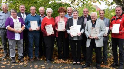 Bild: nag
Die Jubilare des Eisstockvereins Schnaittenbach bringen es zusammen auf 415 Vereinsjahre (von links): Johann Moosburger, Claudia Roth-Winter, Bürgermeister Josef Reindl, Max Schlosser, Richard Dickert, Agnes Schwankl, Erika Höger, Alfred Hermann, Elisabeth Menzel, Hans Grieger, Horst Höger, Uli Linsmeier und Vorsitzender Martin Kausler.
