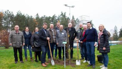 Bild: exb
CSU-Stadtratsfraktion und CSU-Kreisverband Weiden lösen ein Versprechen ein und pflanzen einen Baum im Schätzlerbad als Ersatz für die Verluste nach den Sturmschäden im Herbst 2018.