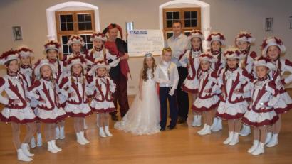 Bild: bö
Mit einer zünftigen Faschingsparty feierten die Hohenburger den Beginn der Faschingszeit. Doch bevor es soweit war, stellte sich die Prinzengarde im neuen Gardekostüm mitsamt dem neuen Prinzenpaar Nele I. und Prinz Sebastian I. samt ihrem Hohenburger Mäzen Michael Eck dem Fotografen im Bürgersaal des Rathauses, der zur Feier des Tages einen Scheck über 1000 Euro mitgebracht hatte. .