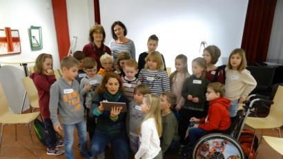 Bild: Stadt Tirschenreuth
Cirta Rosbach (mit Laptop) zeigte den Kindern, wie ein Trickfilm entsteht. Mit dabei waren auch Erika Rahm und Doris Schön (hinten, von links).