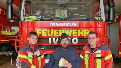 Bild: jma
Michael Preuschl (Mitte) vom Marktverband Kirchenthumbach übergibt die Spende für das First-Responder-Projekt der Feuerwehr an Justin Goss (links) und Marco Fraunholz (rechts).