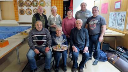 Bild: bsc
Barbara Zimmerer (sitzend, Mitte) freute sich über den Gewinn der Steinwaldrunde in Siegritz. Vor ihren Ehemann Norbert Zimmerer (links) und Reinhard Schwarz (hinten, links) sicherte sie sich die begehrteste Trophäe des Wettbewerbs. Zu den Gewinn gratulierte Mannschaftskollege Karl Beer (rechts, sitzend) sowie (hinten, von rechts) Gauschützenmeister Wolfgang Schlicht, Bernhard Wenning und 2. Rundenwettkampfleiterin Elena Schlicht. Gisela Uecker (hinten, Zweite von links) gewann den Trostpreis.