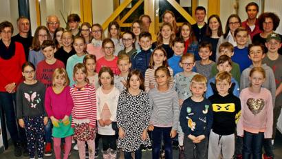 Bild: R. Kreuzer
Geschenke, Pokale und Urkunden erhalten die jungen Leichtathleten der DJK Weiden für ihre tollen Leistungen bei den absolvierten Meisterschaften.